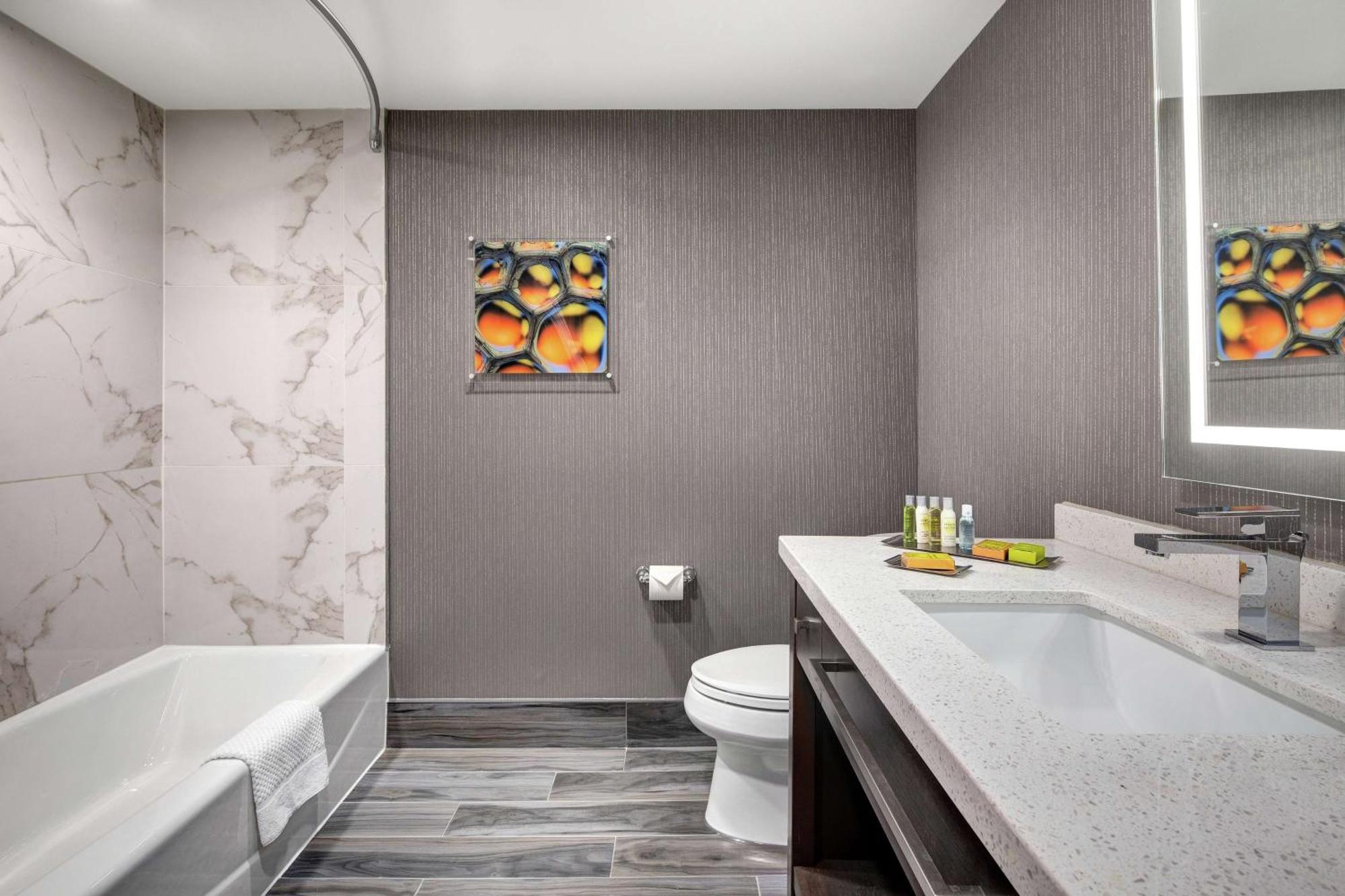 Отель Doubletree By Hilton Toronto Airport, On Экстерьер фото