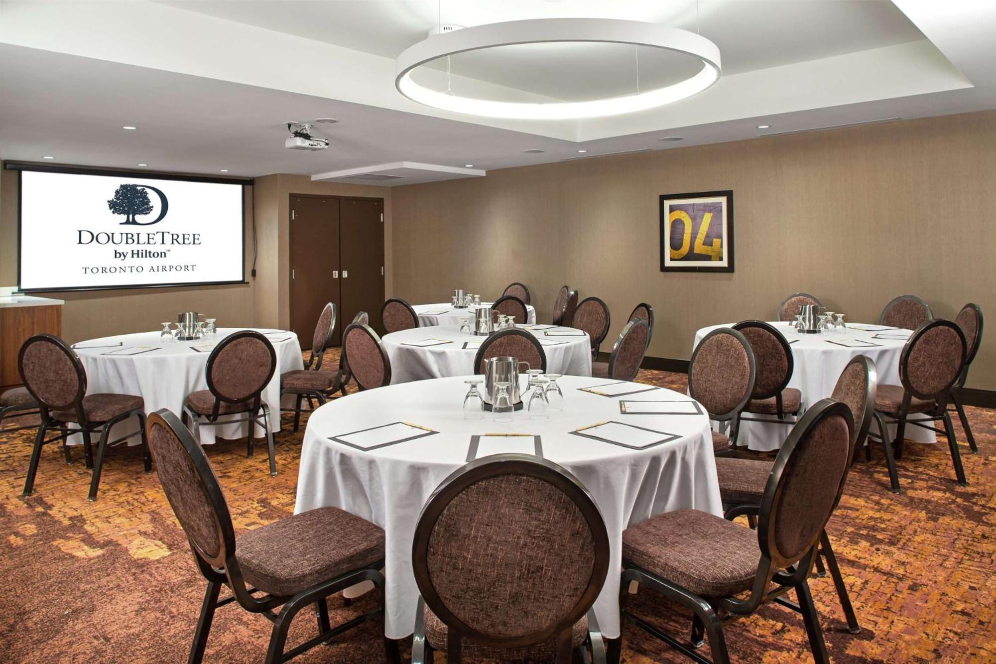Отель Doubletree By Hilton Toronto Airport, On Экстерьер фото