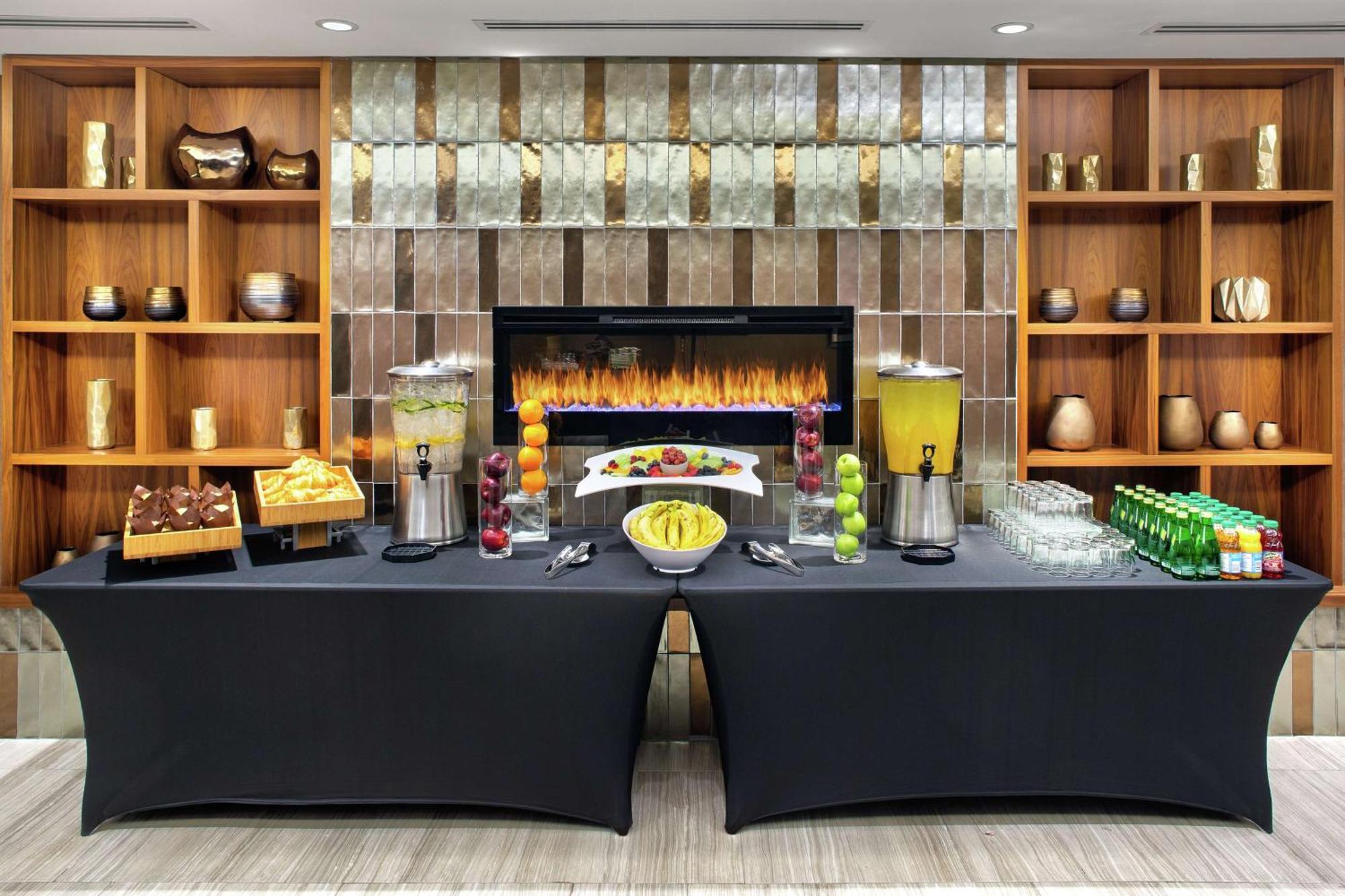 Отель Doubletree By Hilton Toronto Airport, On Экстерьер фото