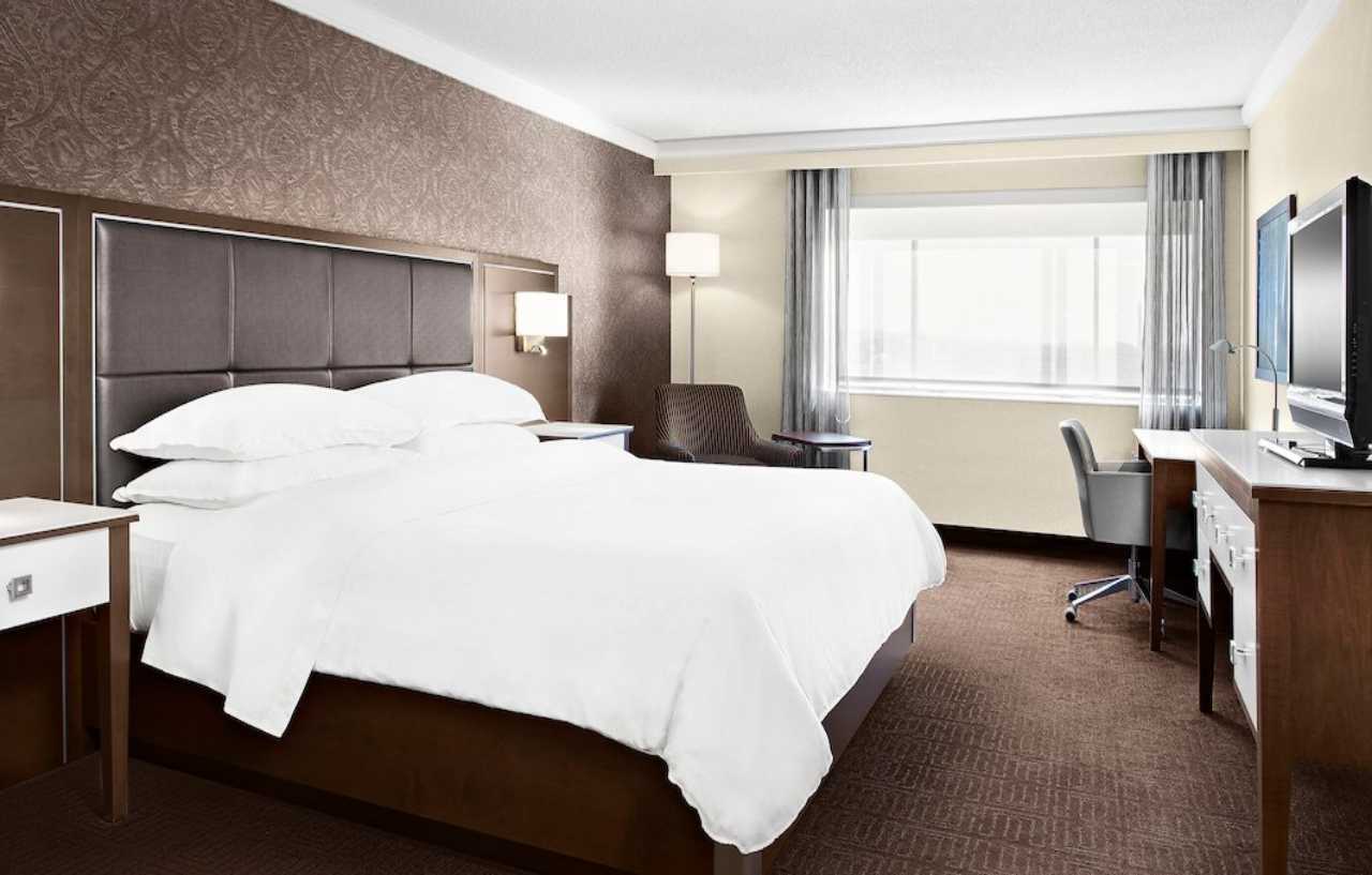 Отель Doubletree By Hilton Toronto Airport, On Экстерьер фото